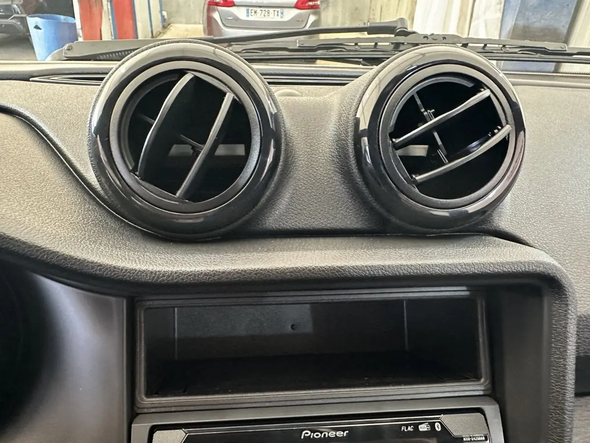 Gros plan sur les aérateurs ronds noirs du tableau de bord de l'AIXAM AMBITION 0.5 CITY PACK 2025.