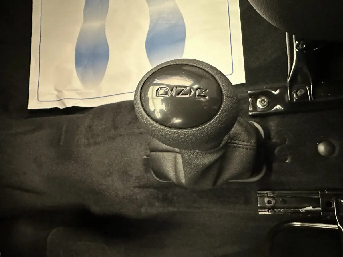 Le levier de vitesse automatique noir de l'AIXAM AMBITION 0.5 CITY PACK 2025, vue rapprochée de l'intérieur.