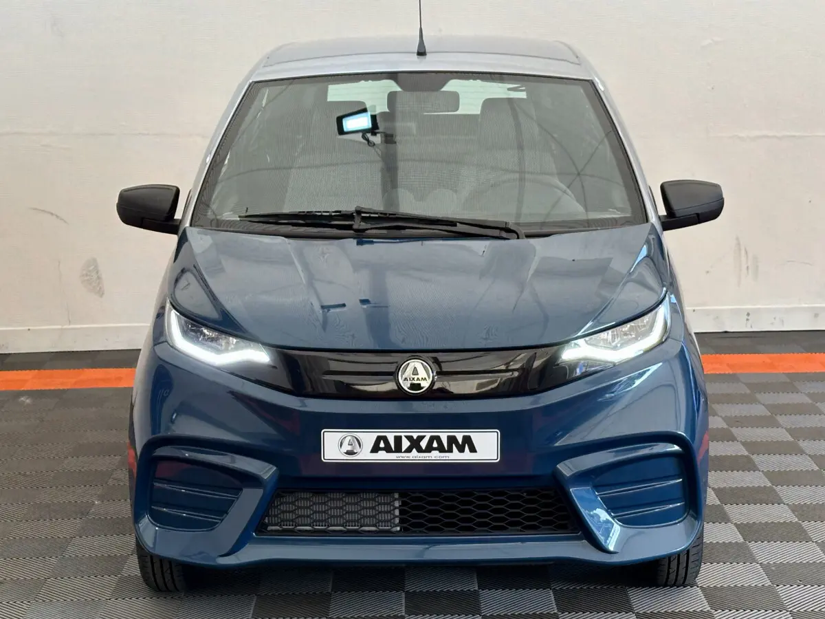 Vue frontale d'une Aixam Ambition 0.5 City Pack bleu 2025 avec feux LED et rétroviseurs noirs.
