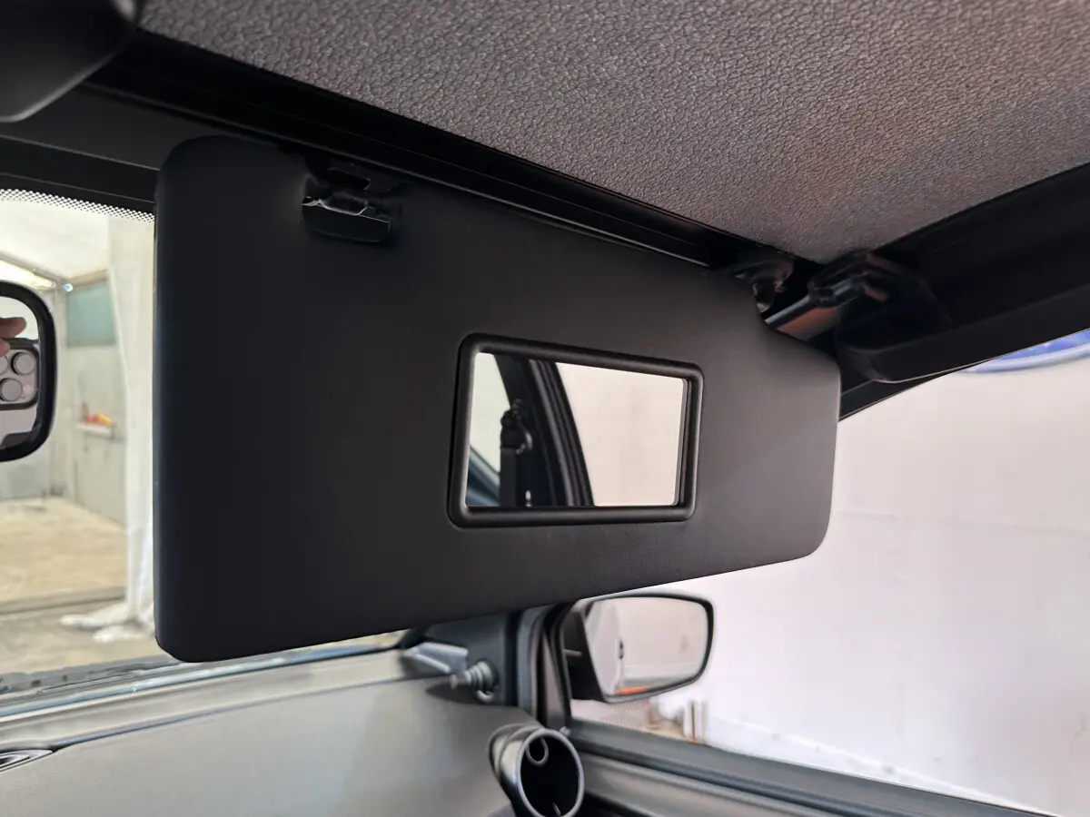 Miroir de courtoisie sur pare-soleil côté conducteur d'une Aixam Ambition 0.5 City Pack bleu 2025.