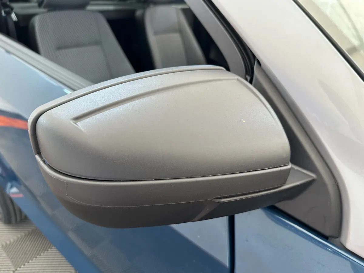 Gros plan sur le rétroviseur côté gauche avec caméra, sur une Aixam Ambition 0.5 City Pack bleu 2025.