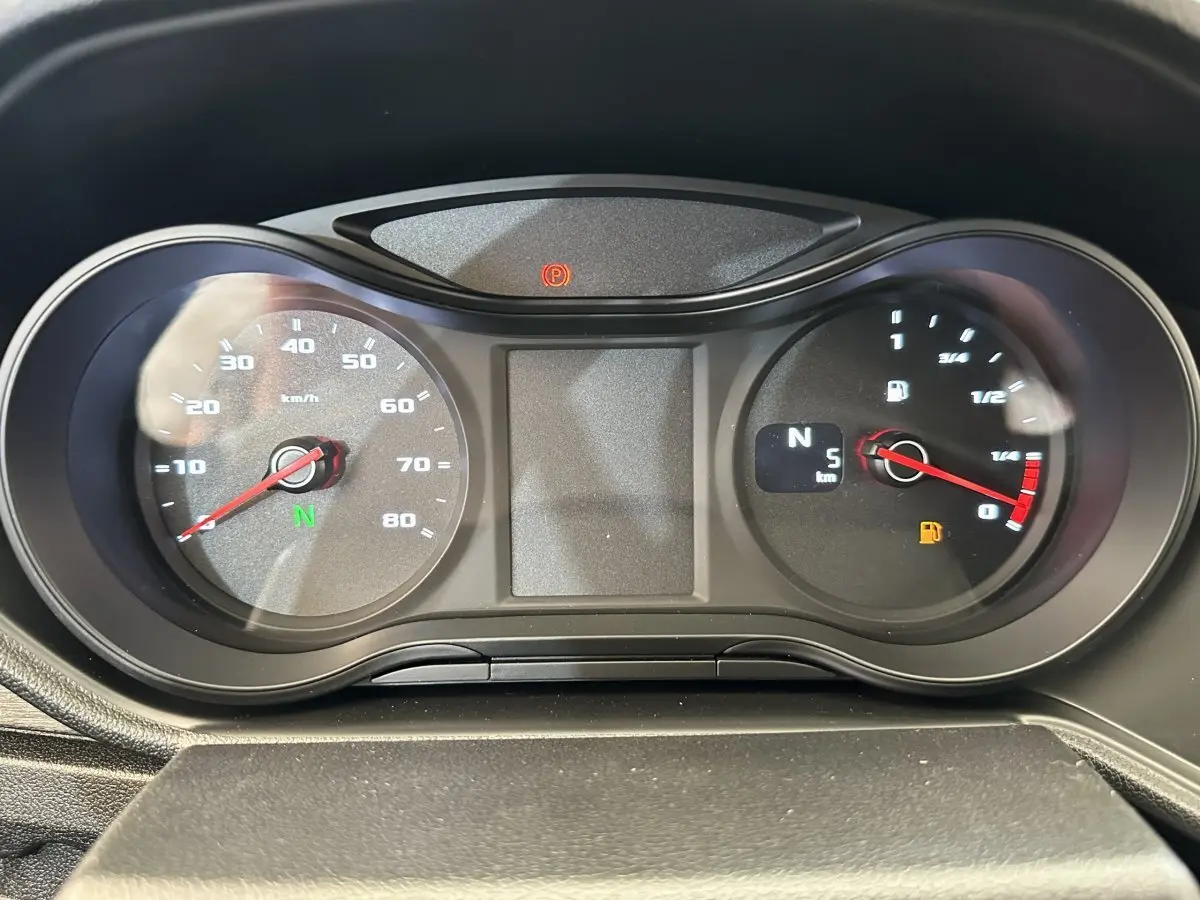 Gros plan sur le tableau de bord de l'AIXAM AMBITION 0.5 CITY PACK 2025, affichant vitesse et niveau de carburant.