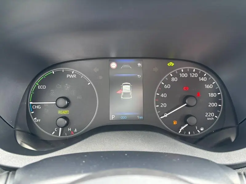 Tableau de bord de Toyota Yaris 116h Dynamic 2025 montrant compte-tours hybride, vitesse et écran central d'informations.