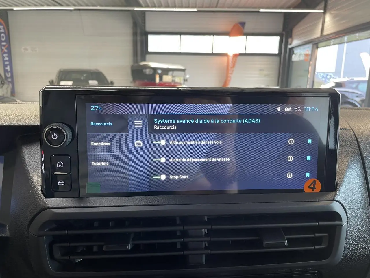 Écran tactile 10'' HD affichant le système avancé d'aide à la conduite dans un Peugeot Expert Fourgon gris Artense.