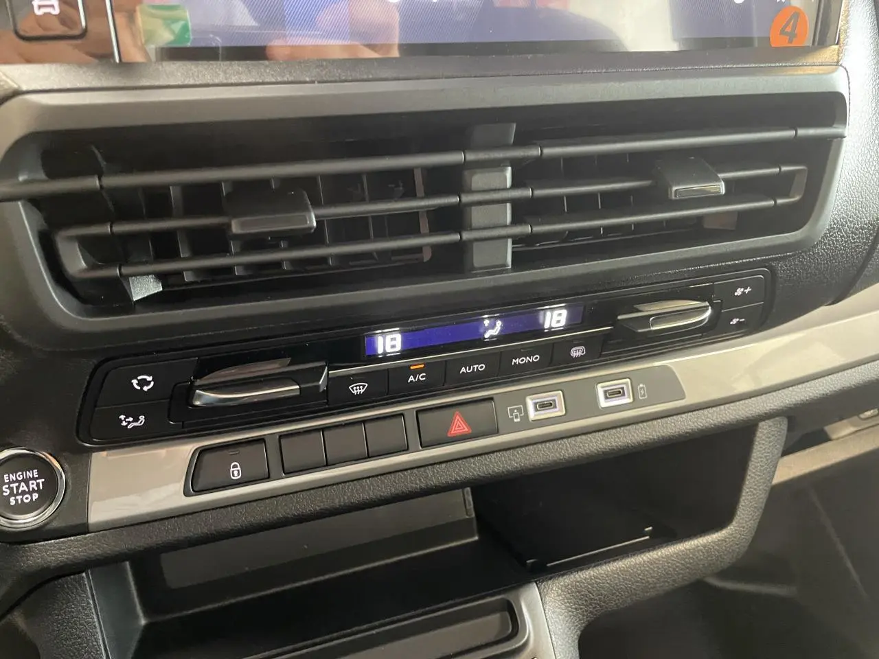 Détail de la console centrale noire du Peugeot Expert Fourgon 2026 avec commandes climatisation digitale et prises USB.