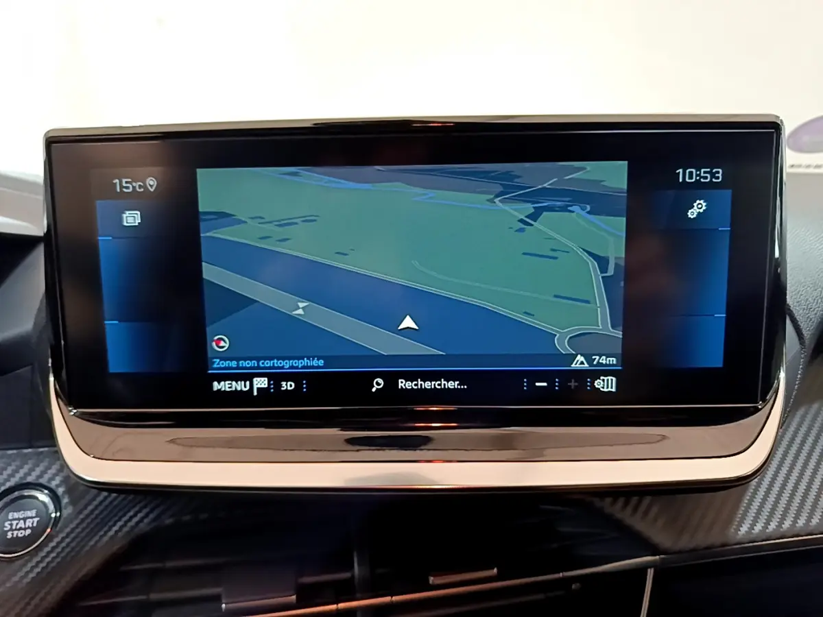 Écran tactile central de navigation 10 pouces dans l’habitacle d’une Peugeot 208 gris foncé, vue de face rapprochée.