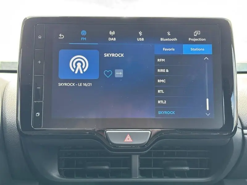 Écran tactile central de la Toyota Yaris 2025 affichant la radio Skyrock en mode DAB, intérieur noir.