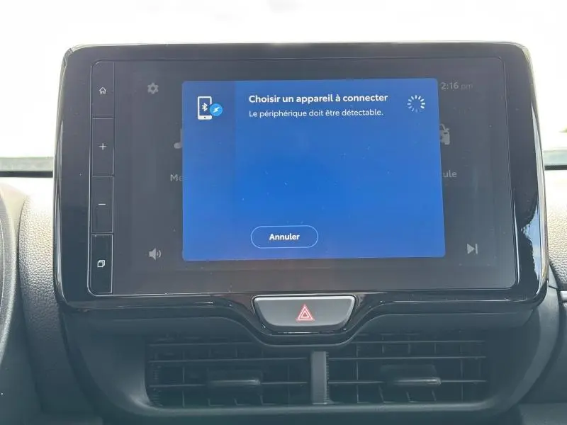 Écran tactile central allumé montrant la connexion Bluetooth dans l’habitacle d’une Toyota Yaris blanche 2025.