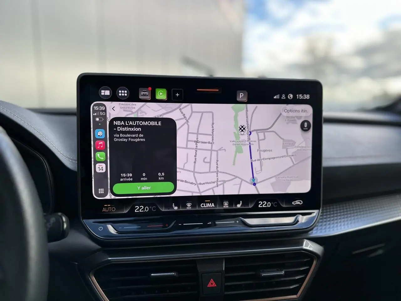 Écran tactile HD 12,9'' du tableau de bord du CUPRA Formentor blanc Neige, affichant la navigation GPS.