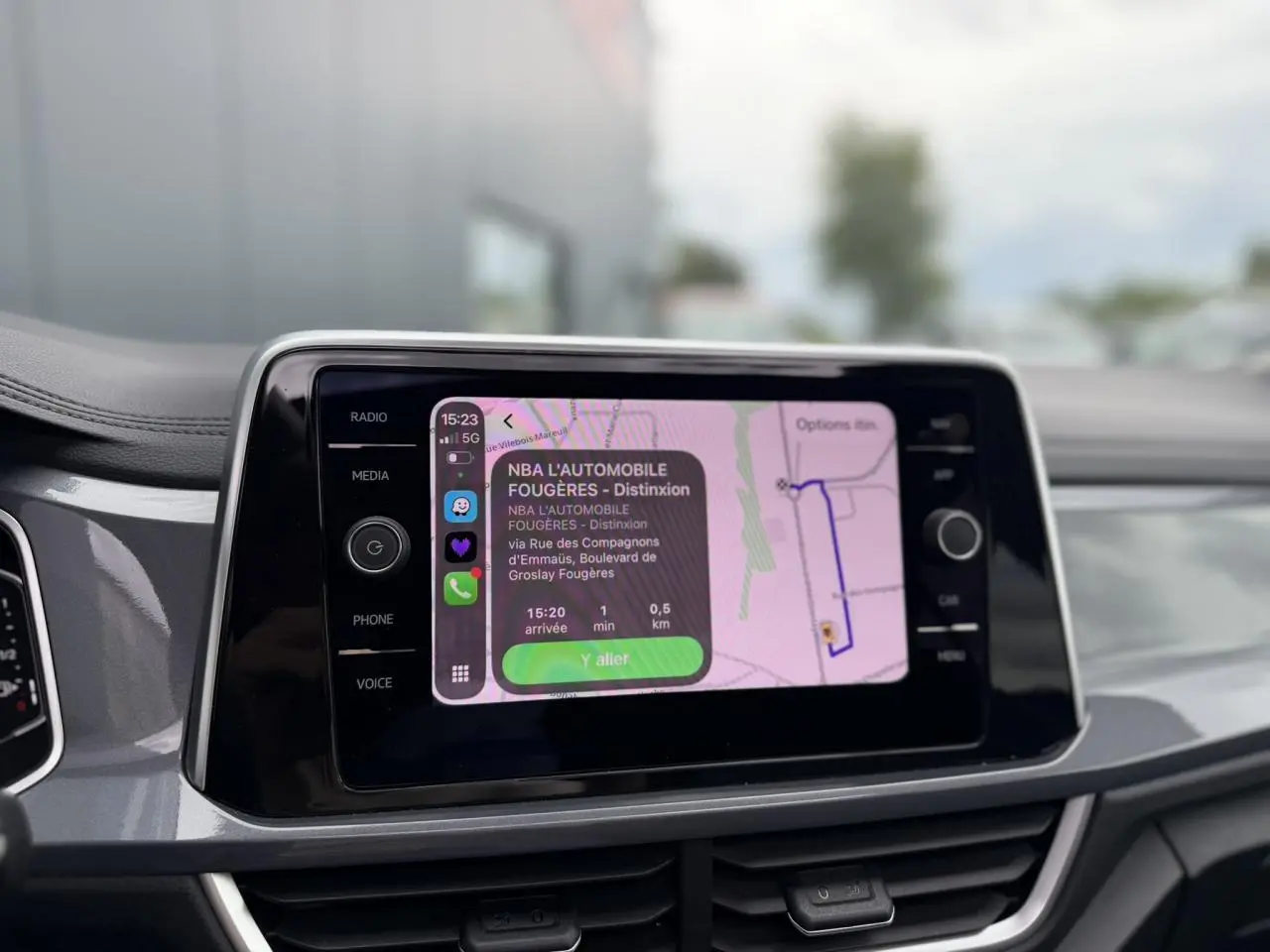 Écran tactile 8 pouces du Volkswagen T-Roc 2024 affichant la navigation, intérieur gris et noir.