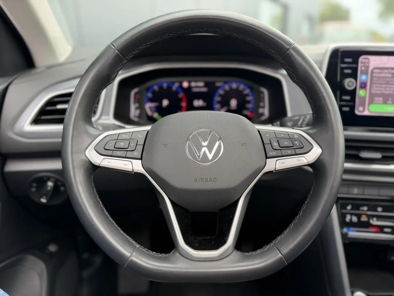 Volant cuir multifonction noir de Volkswagen T-Roc 2024 avec tableau de bord numérique et écran tactile central.