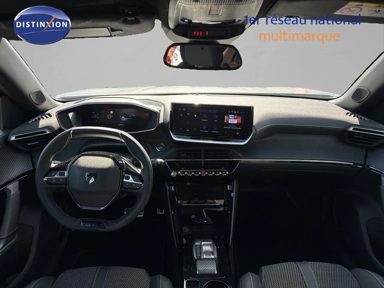 Vue intérieure frontale du tableau de bord et volant du Peugeot 2008 gris Artense avec écran tactile central et finitions noires.