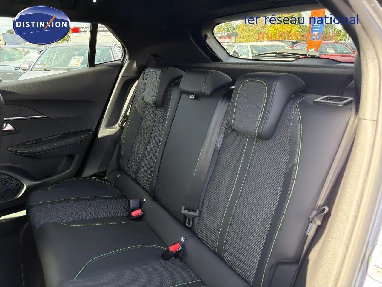 Vue intérieure arrière droite des sièges noirs avec surpiqûres vertes du Peugeot 2008 1.2 Hybrid 145 GT 2026.