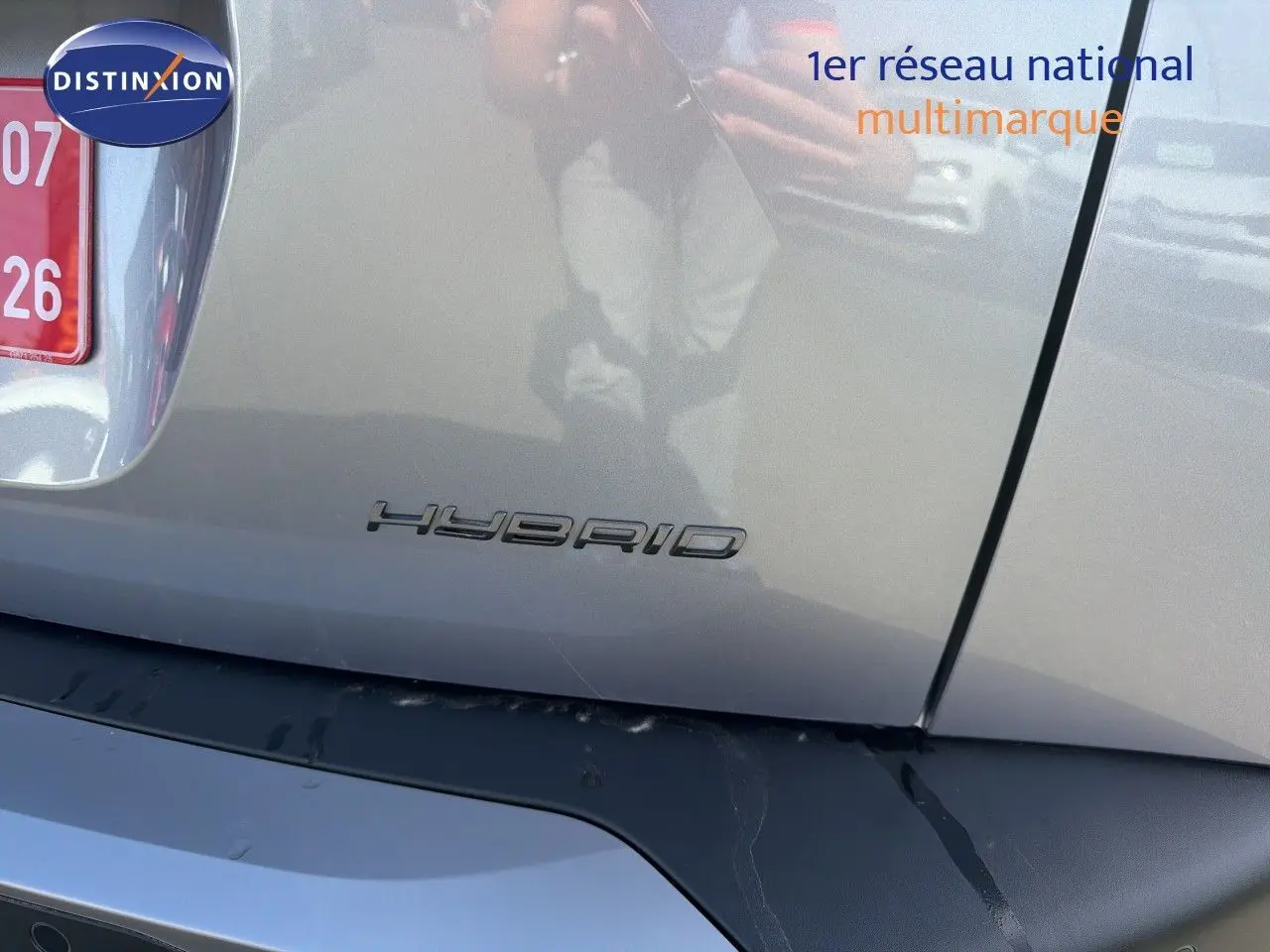 Gros plan sur l'arrière gris Artense du Peugeot 2008 hybride, avec le badge "HYBRID" visible sur le hayon.