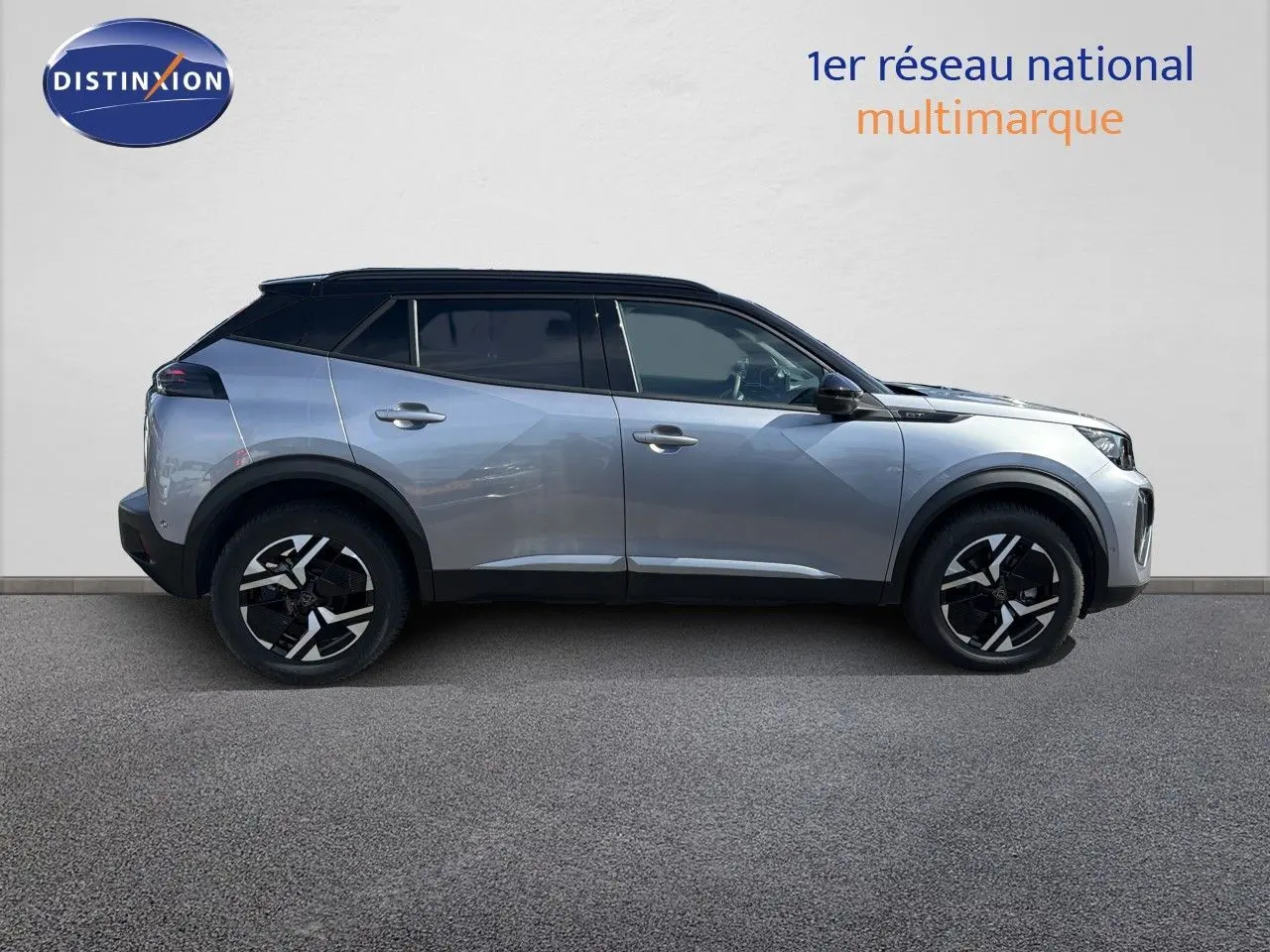 Peugeot 2008 gris Artense avec toit noir, vue profil côté gauche, jantes noires et détails modernes.