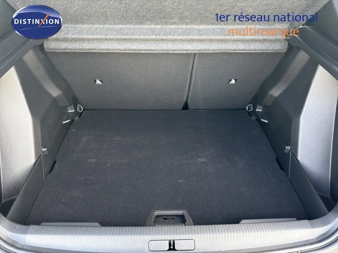 Coffre vide en vue plongeante d’un Peugeot 2008 gris Artense avec toit noir, soulignant son espace de chargement.