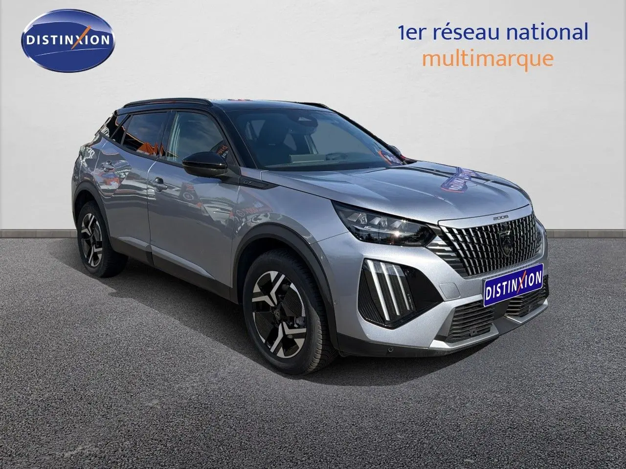 Peugeot 2008 gris Artense avec toit noir, vue 3/4 avant droit, calandre et feux LED distinctifs visibles.