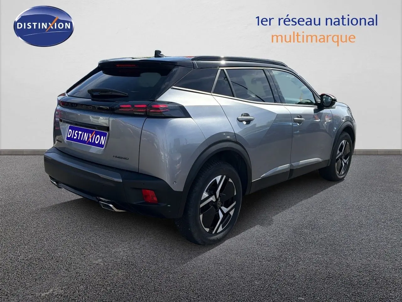 Peugeot 2008 gris Artense avec toit noir, vue 3/4 arrière droit, jantes noires et feux LED distinctifs.