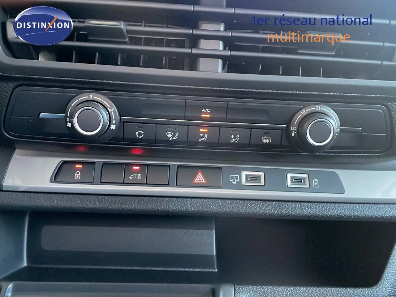 Gros plan sur la console centrale du Citroën Jumpy Fourgon XL blanc Kaolin, montrant les commandes de climatisation et ports USB.