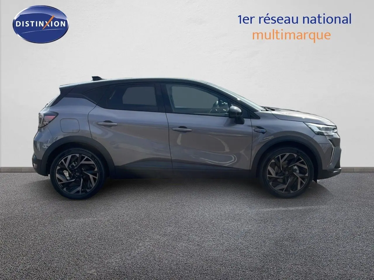Profil droit du Renault Captur E-Tech hybride gris cassiopée avec toit noir et jantes alliage noires.