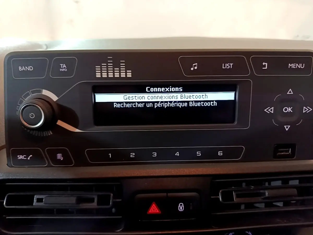 Tableau de bord du Citroën Berlingo 2021 montrant l'écran central Bluetooth et les commandes audio noires.