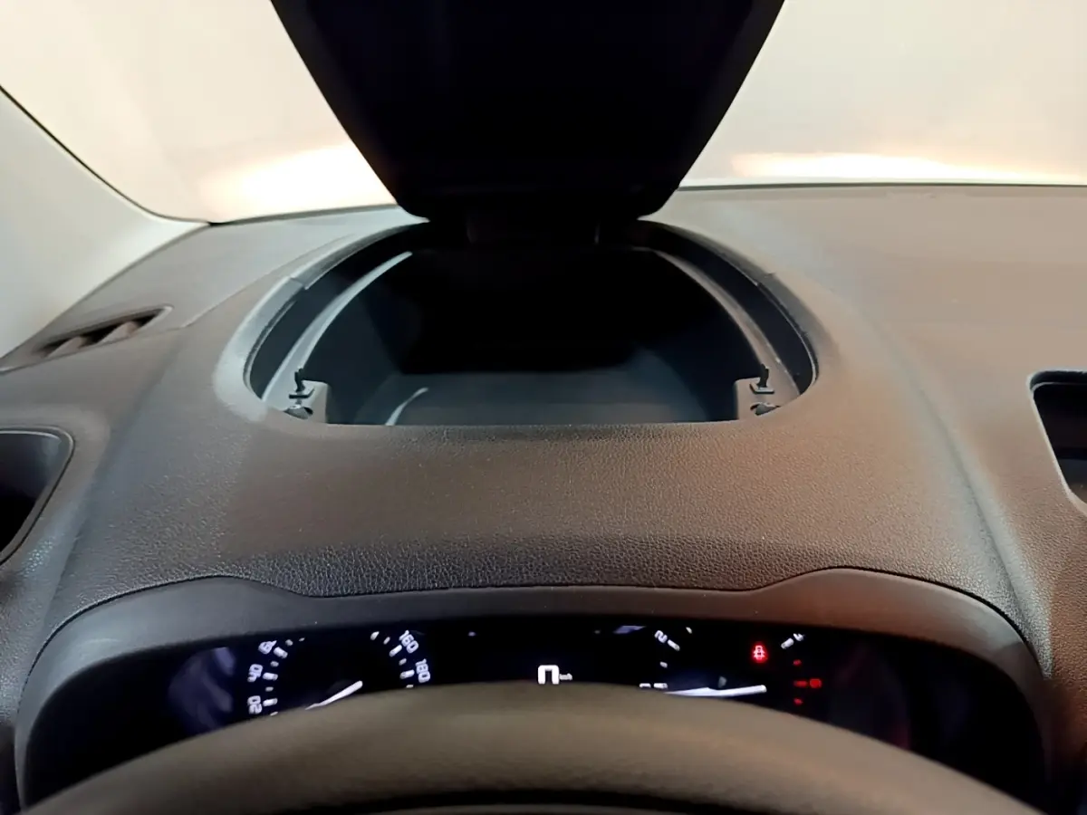 Vue rapprochée du tableau de bord noir du Citroën Berlingo 2021, avec rangement ouvert au centre.