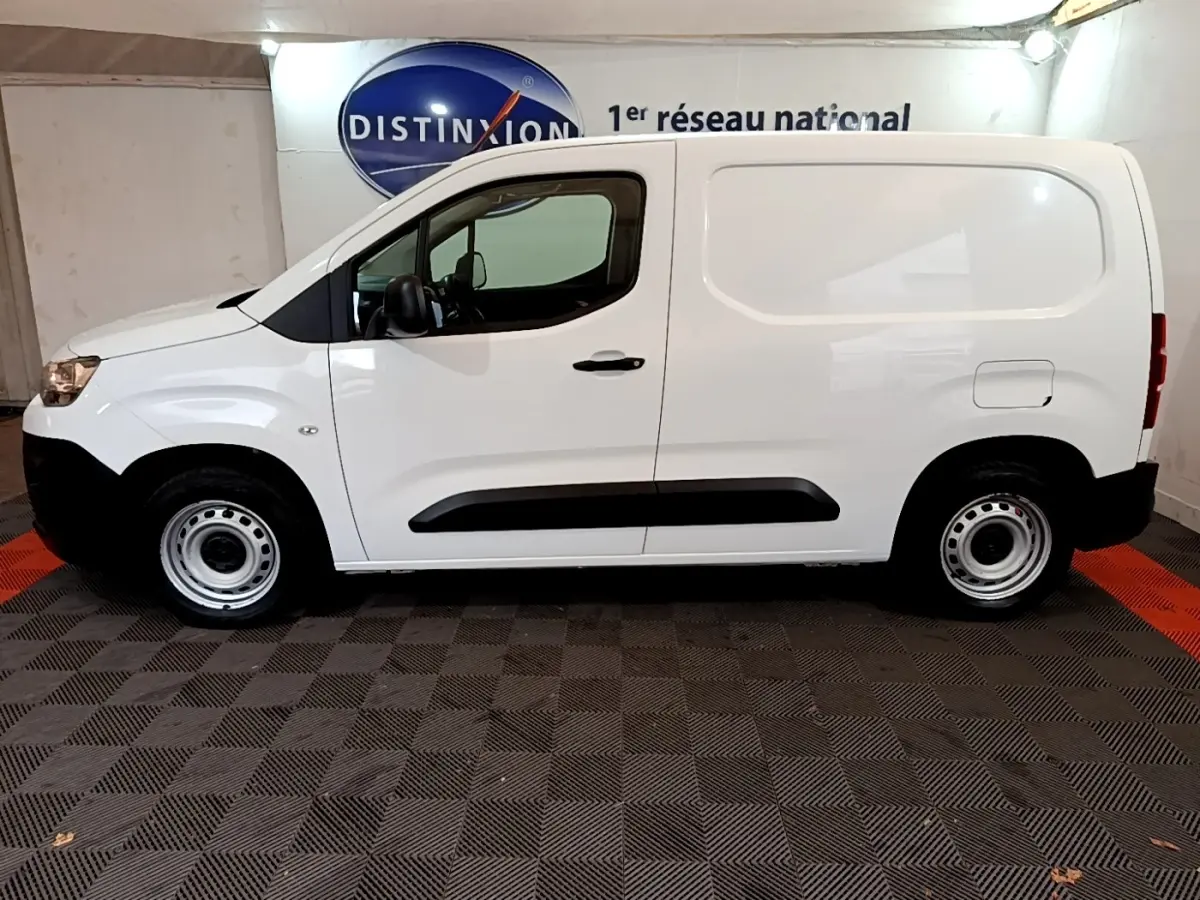 Vue latérale droite d'un utilitaire Citroën Berlingo blanc 2021 avec porte latérale pleine et jantes acier.