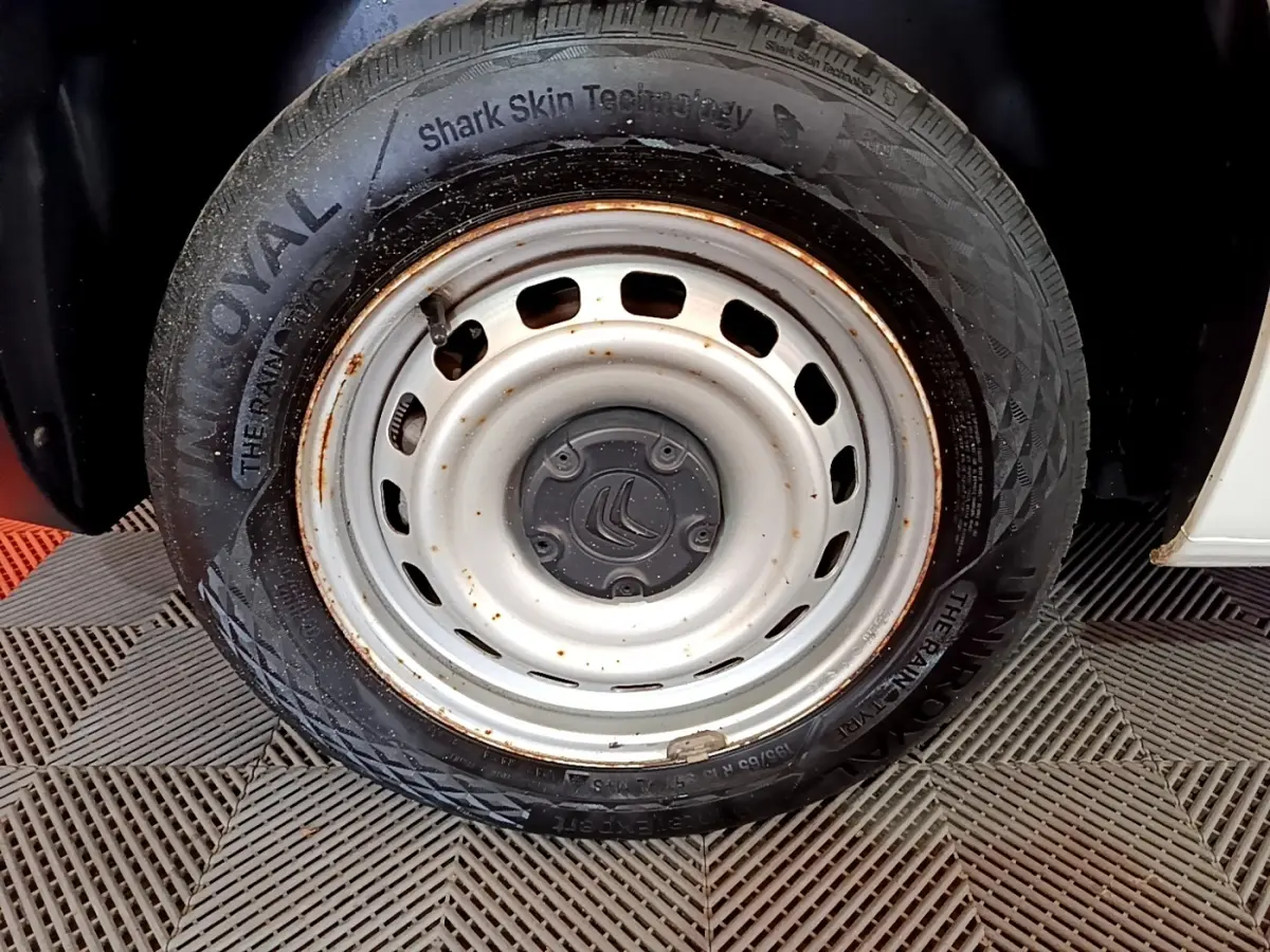 Gros plan sur la roue acier blanche rouillée côté avant droit du Citroën Berlingo blanc 2021 M 650kg BlueHDi.
