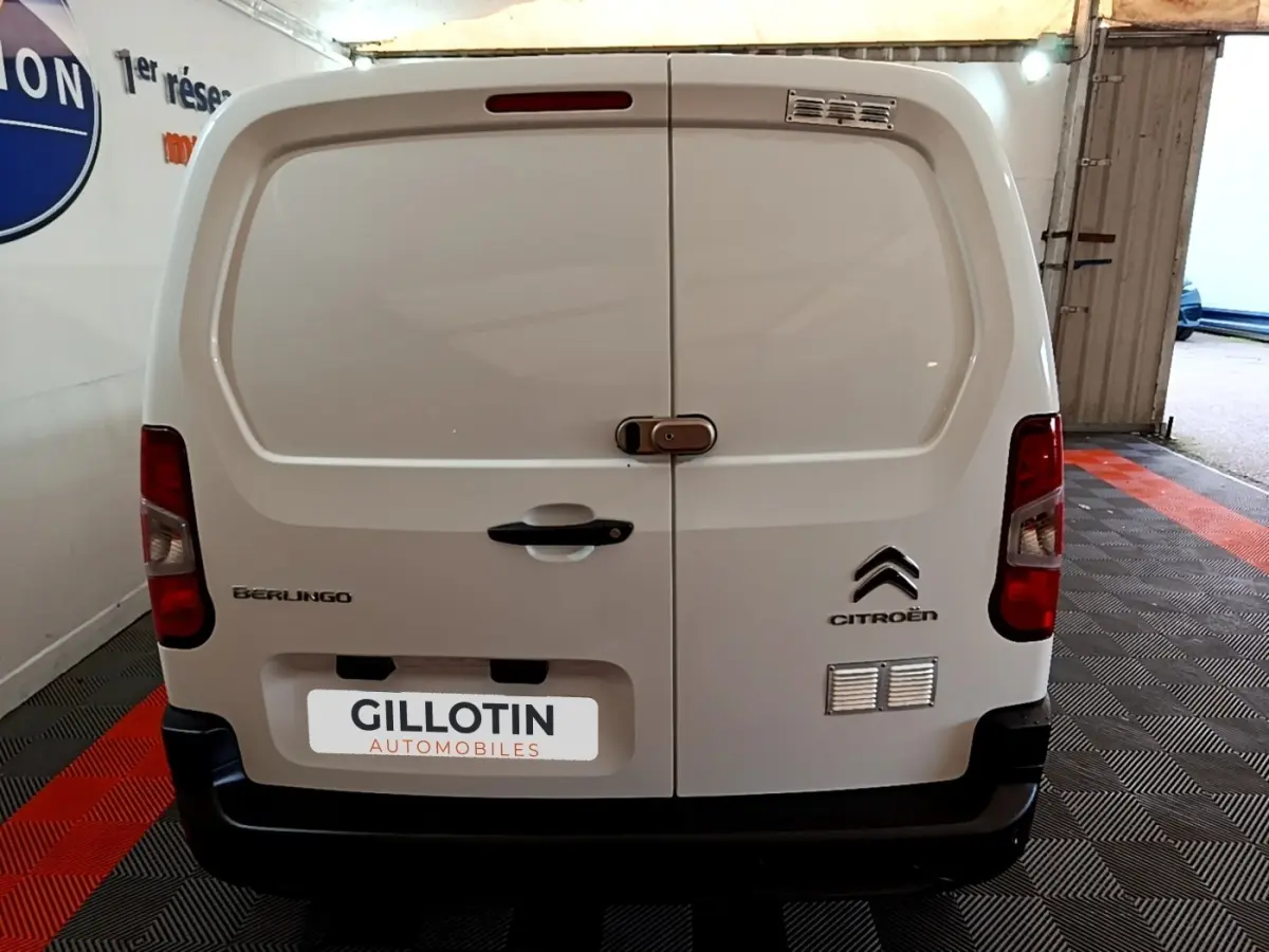 Vue arrière d'un utilitaire blanc Citroën Berlingo 2021 avec portes battantes et logo visible.