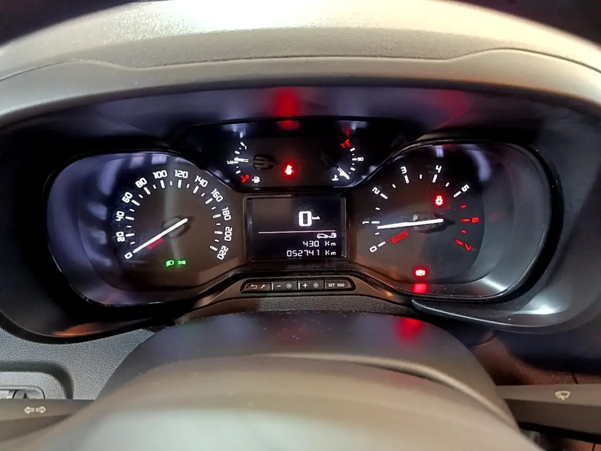 Tableau de bord du Citroën Berlingo 2021 montrant les compteurs numériques et analogiques en vue frontale.