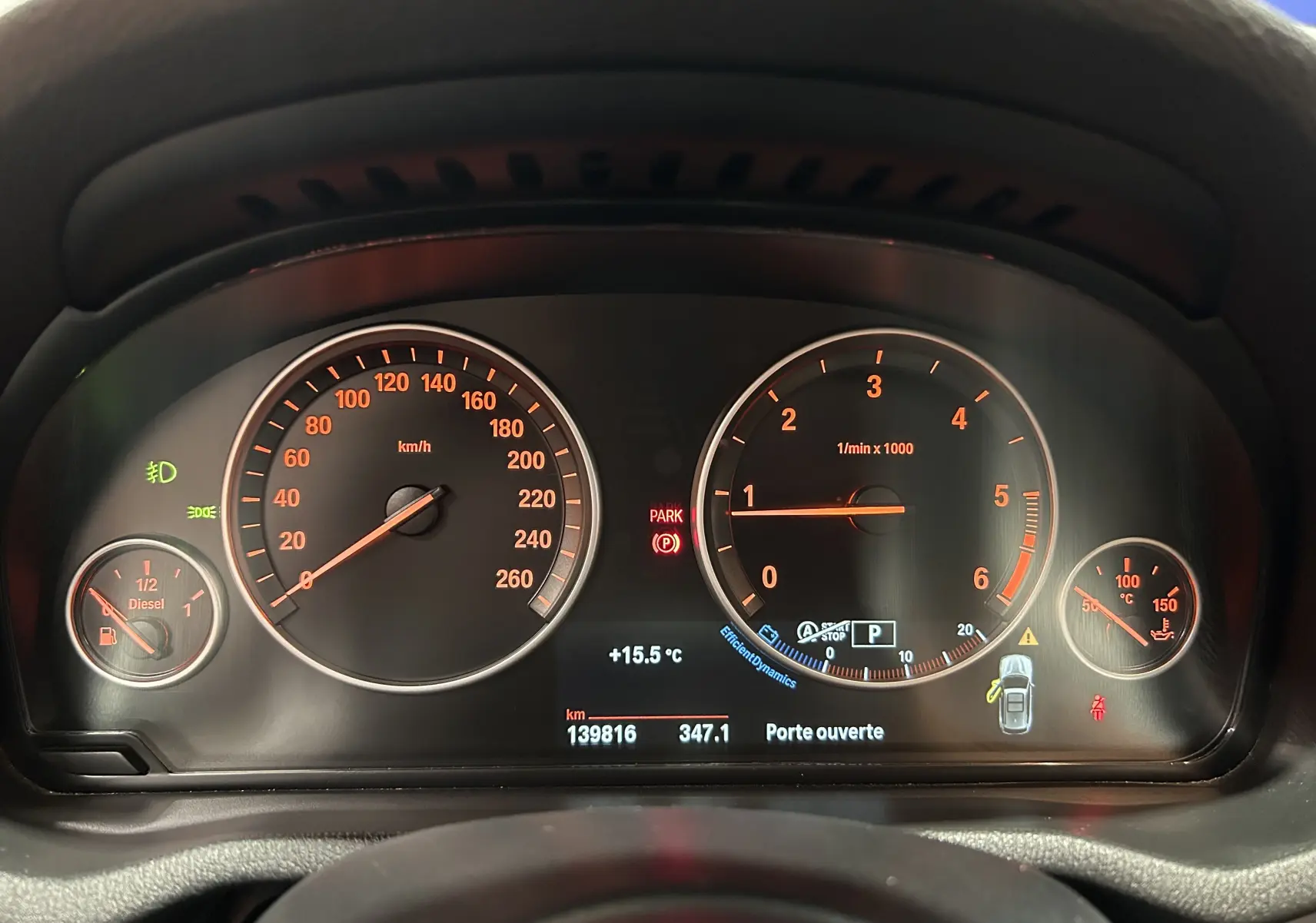 Vue rapprochée du tableau de bord BMW X3 noir 2017, affichant compte-tours, vitesse et jauge diesel.