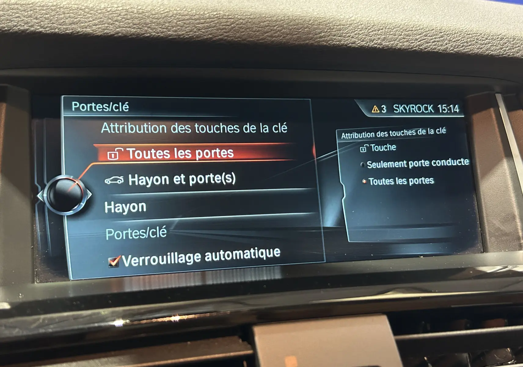 Écran central intérieur de BMW X3 2017 montrant le menu de configuration des touches de la clé, avec interface moderne.