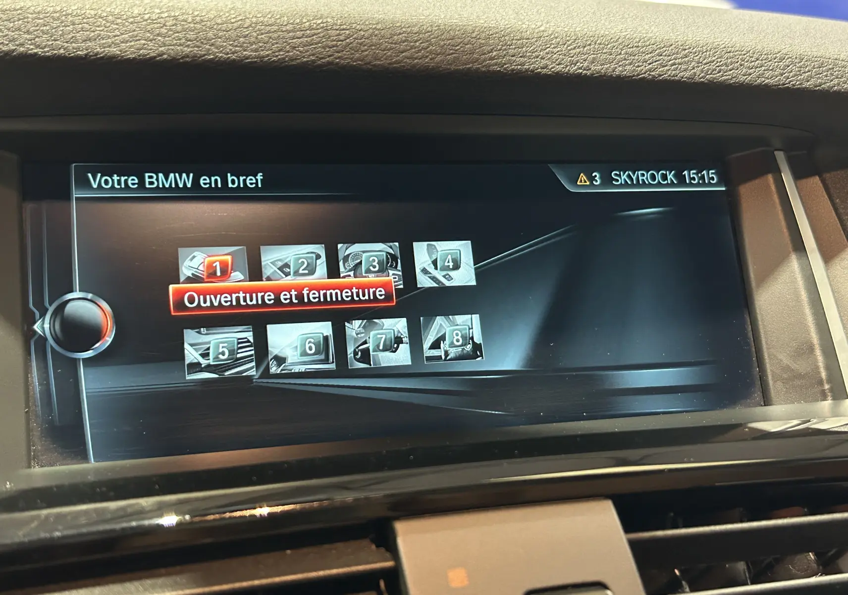 Écran central de la BMW X3 2017 affichant le menu "Ouverture et fermeture" avec interface noire et détails argentés.