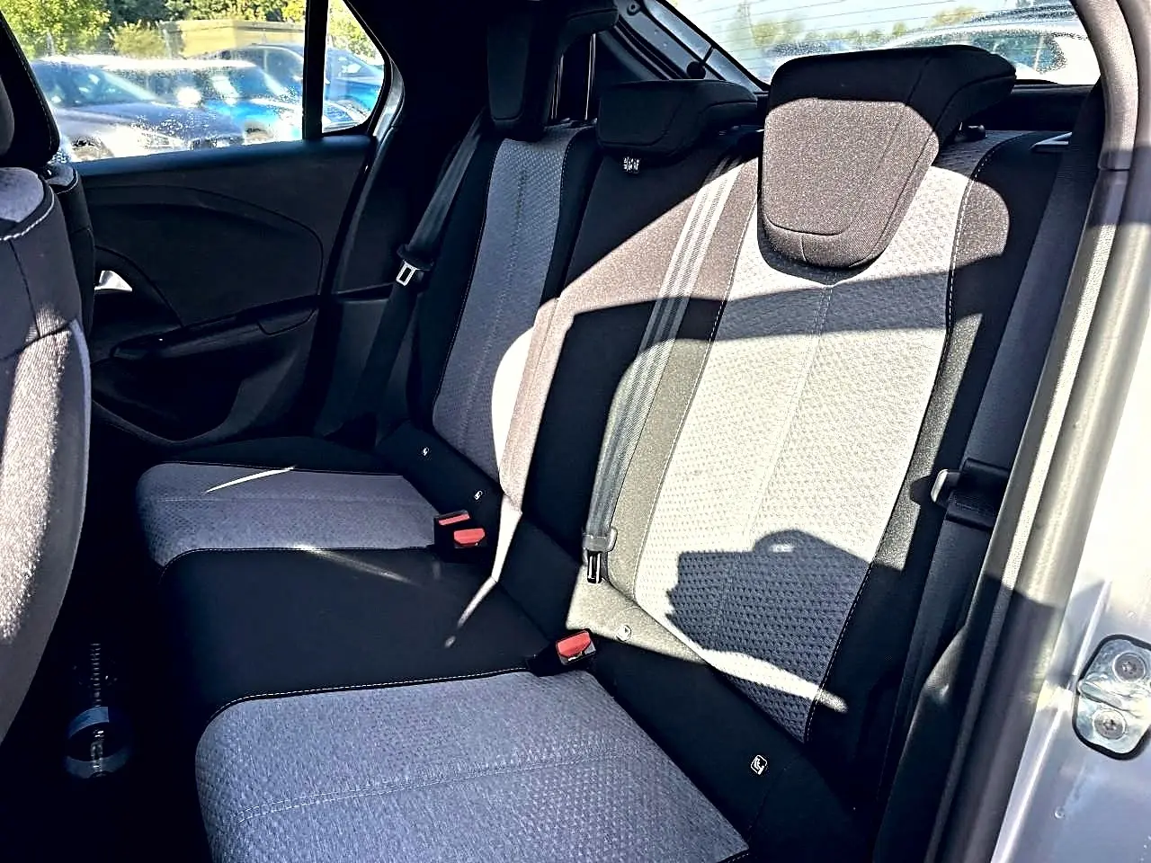 Vue intérieure côté droit des sièges arrière en tissu noir et gris de l'Opel Corsa 2025, version 1.2 turbo gris alu.