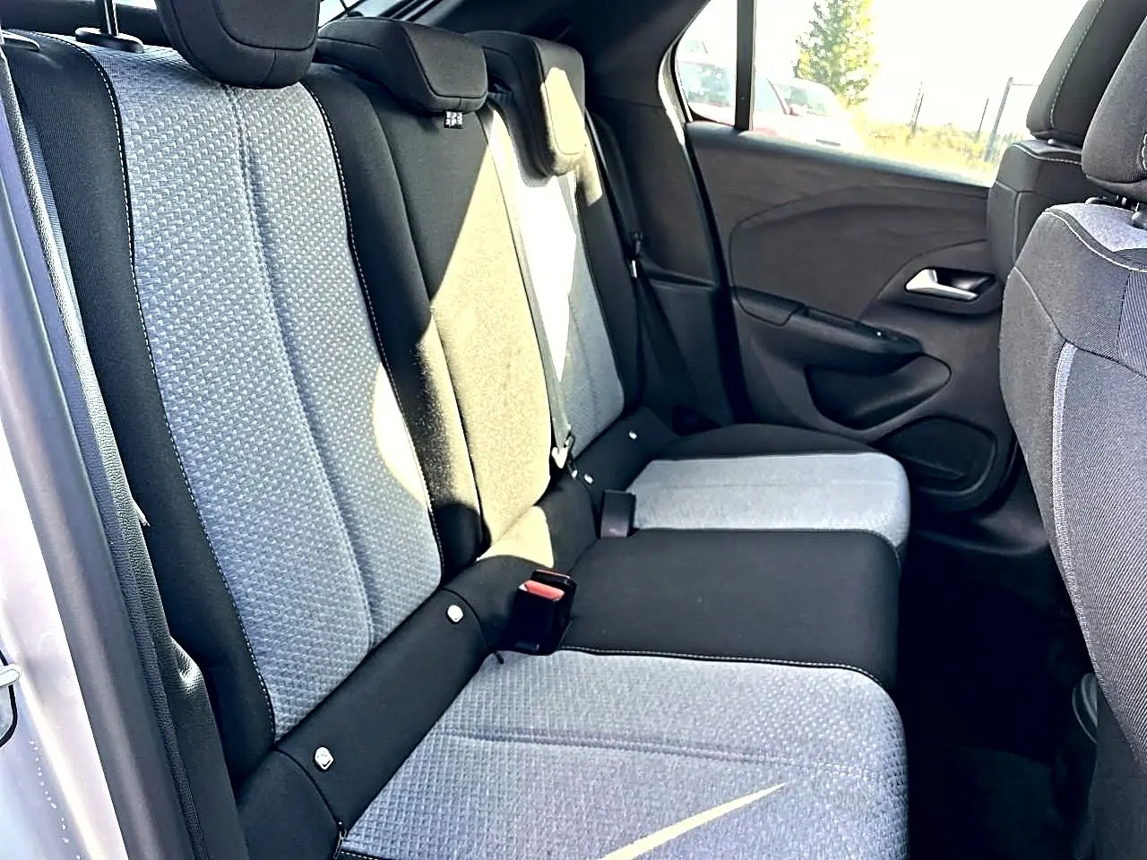Vue intérieure côté gauche sur la banquette arrière tissu bicolore noir et gris de l’Opel Corsa 2025.