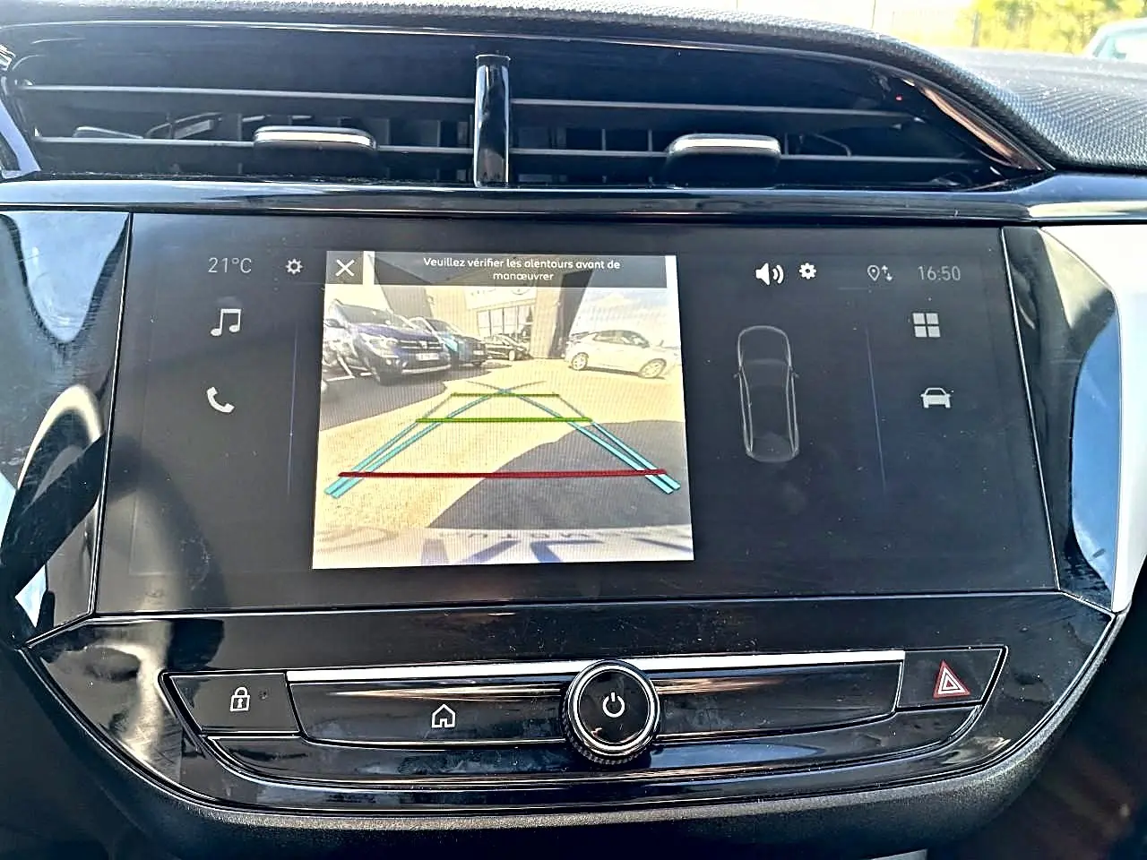 Écran tactile central de l’Opel Corsa gris alu 2025 affichant la caméra de recul en vue arrière.