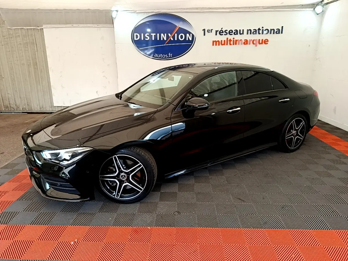 Mercedes CLA 200 d AMG Line noir vue de profil côté gauche, avec jantes alliage distinctives et vitres teintées.