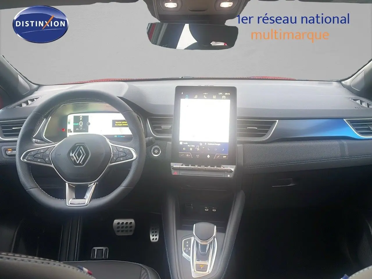 Vue frontale de l’habitacle du Renault Captur E-Tech rouge passion, avec tableau de bord numérique et écran tactile central.