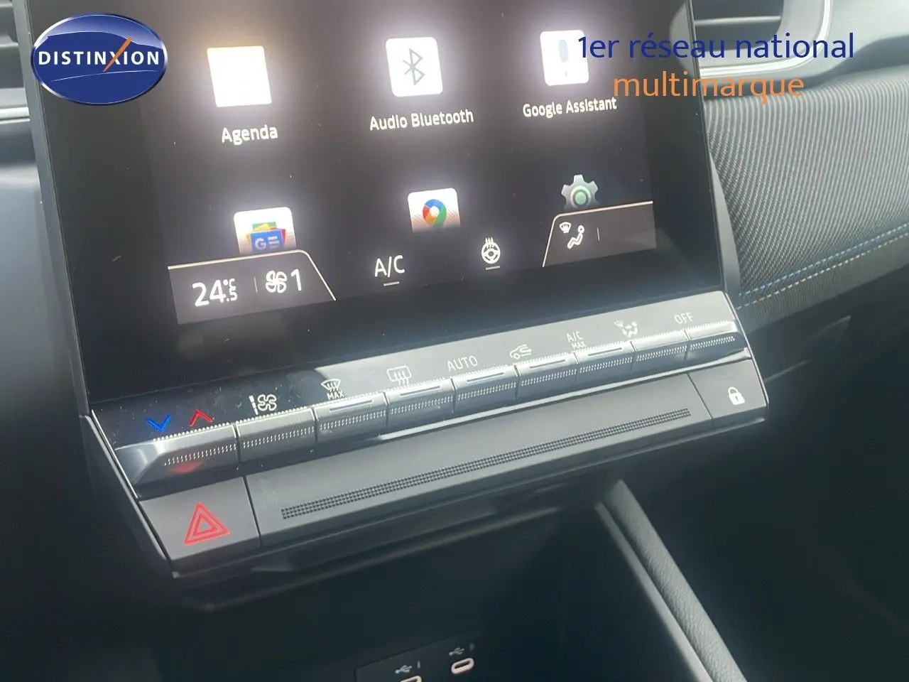 Détail de la console centrale tactile du Renault Captur E-Tech hybride 2025 avec commandes climatisation et écran connecté.