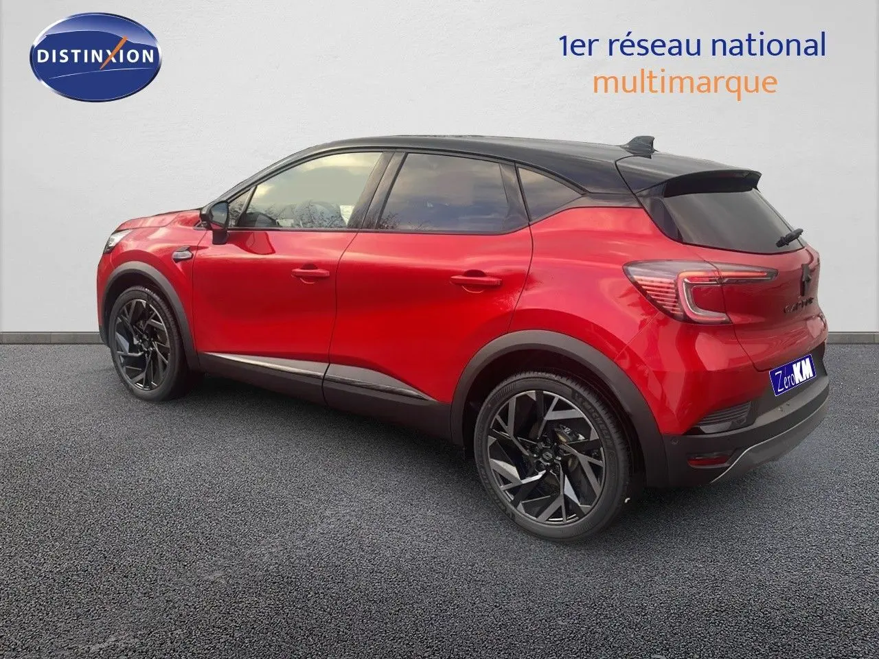 Renault Captur E-Tech hybride rouge passion toit noir, vue 3/4 arrière côté droit, jantes noires distinctives.
