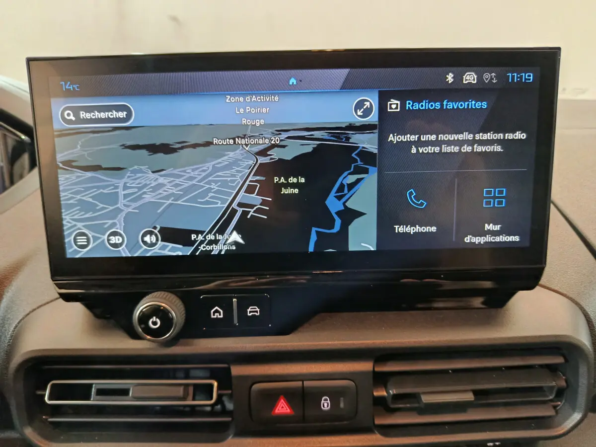 Écran tactile central du tableau de bord du Peugeot Partner blanc 2025 affichant la navigation et les options multimédias.
