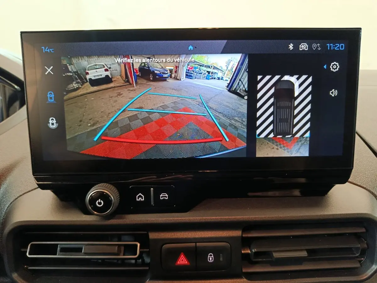 Écran central du Peugeot Partner XL 2025 montrant la caméra de recul avec guidage de trajectoire en bleu et rouge.