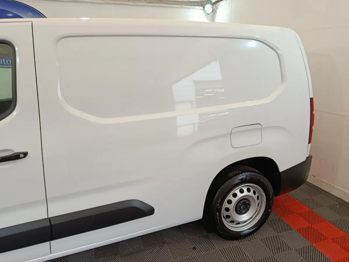 Vue latérale droite du Peugeot Partner blanc XL 950kg avec porte latérale pleine et jante acier simple.
