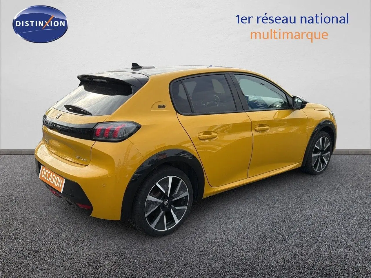 Vue 3/4 arrière droite d'une Peugeot 208 électrique jaune Faro avec toit noir et jantes alu bi-ton.