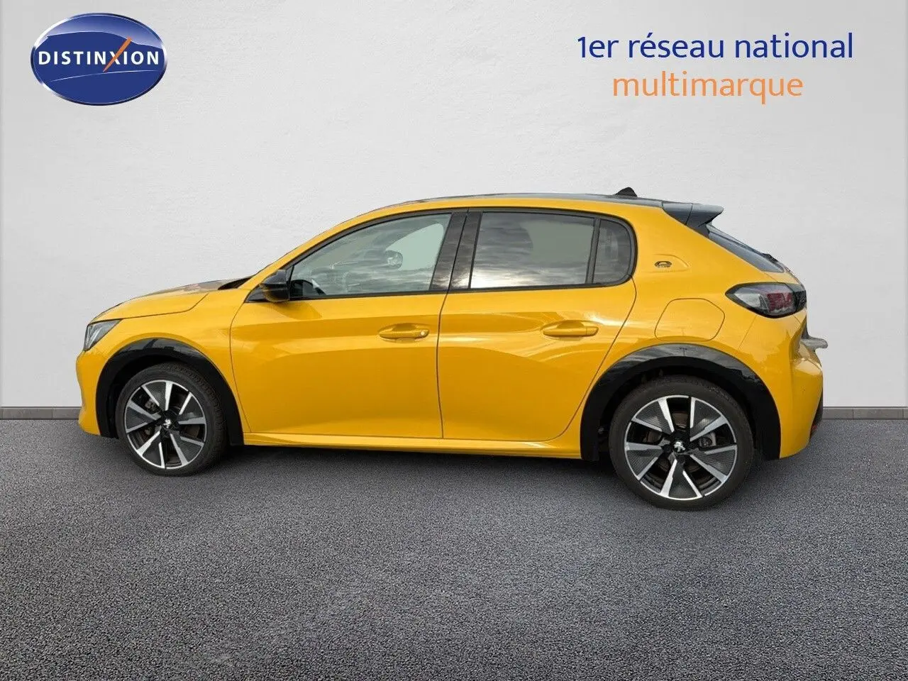 Profil droit d'une Peugeot 208 électrique jaune Faro métal avec toit noir et jantes alu bi-ton 17 pouces.
