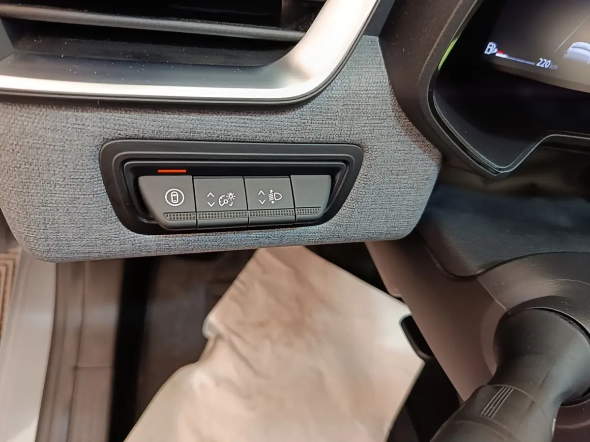 Détail du tableau de bord gris clair de la Renault Clio Evolution dCi 100, avec commandes d'éclairage et verrouillage.