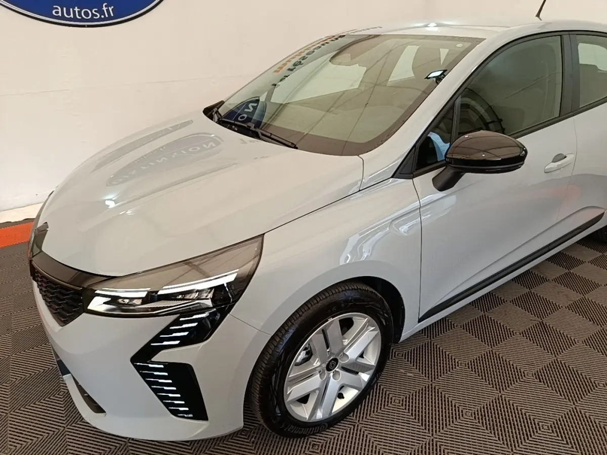 Renault Clio Evolution dCi 100 gris clair vue 3/4 avant droit, avec feux LED et rétroviseur noir brillant.