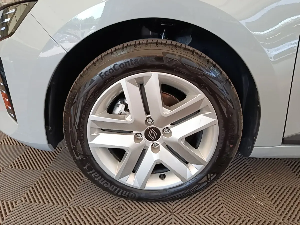 Gros plan sur la roue avant droite grise de la Renault Clio 2025 avec jante alliage et logo Renault central.