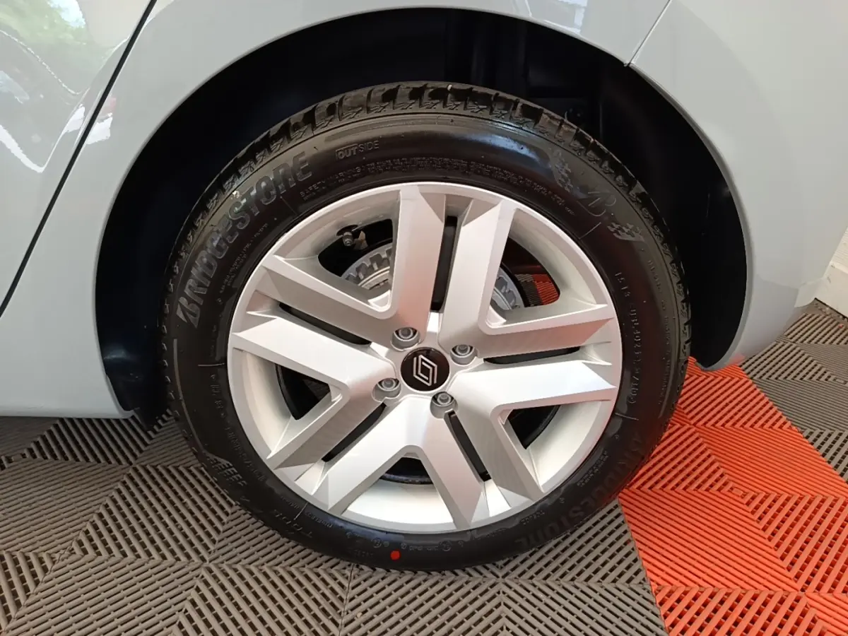 Gros plan sur la roue arrière droite gris clair de la Renault Clio Evolution dCi 100 avec jante alliage moderne.