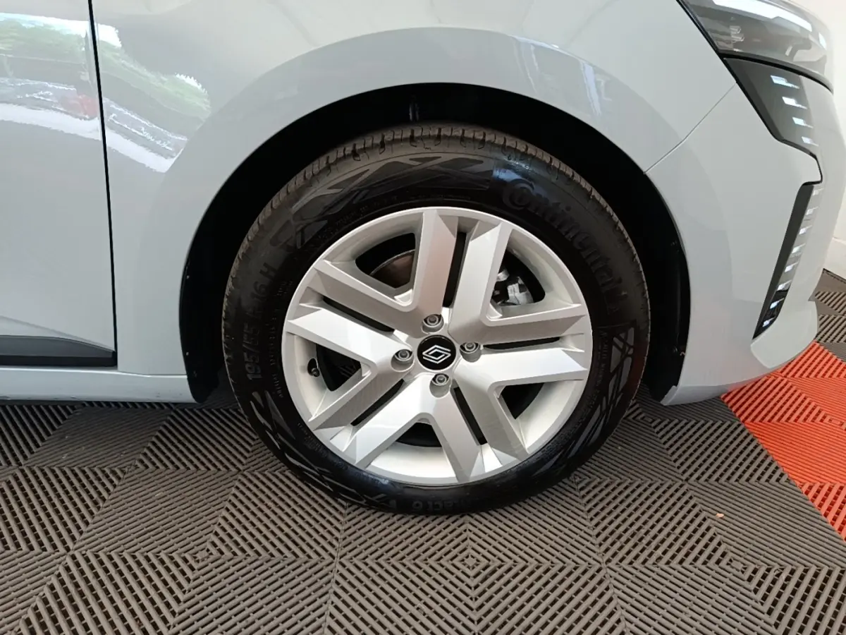 Gros plan sur la roue avant gauche gris clair d'une Renault Clio 2025 avec jante alliage et pneus Continental.